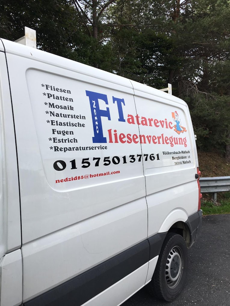 Firmenfahrzeug mobile Fliesenausstellung Tatarevic mit Logo