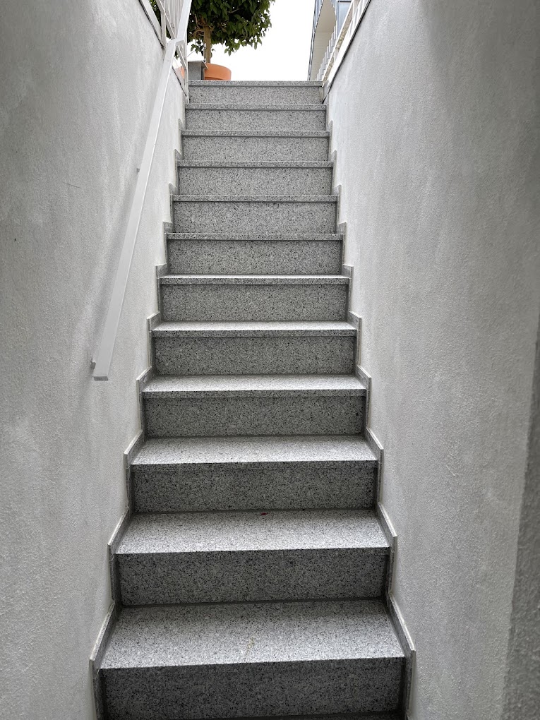 Kellerbereich mit gefliester Treppe
