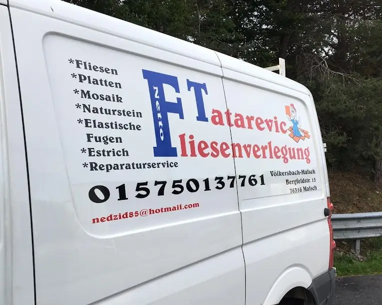 Firmenfahrzeug Fliesenverlegung Tatarevic mit Logo
